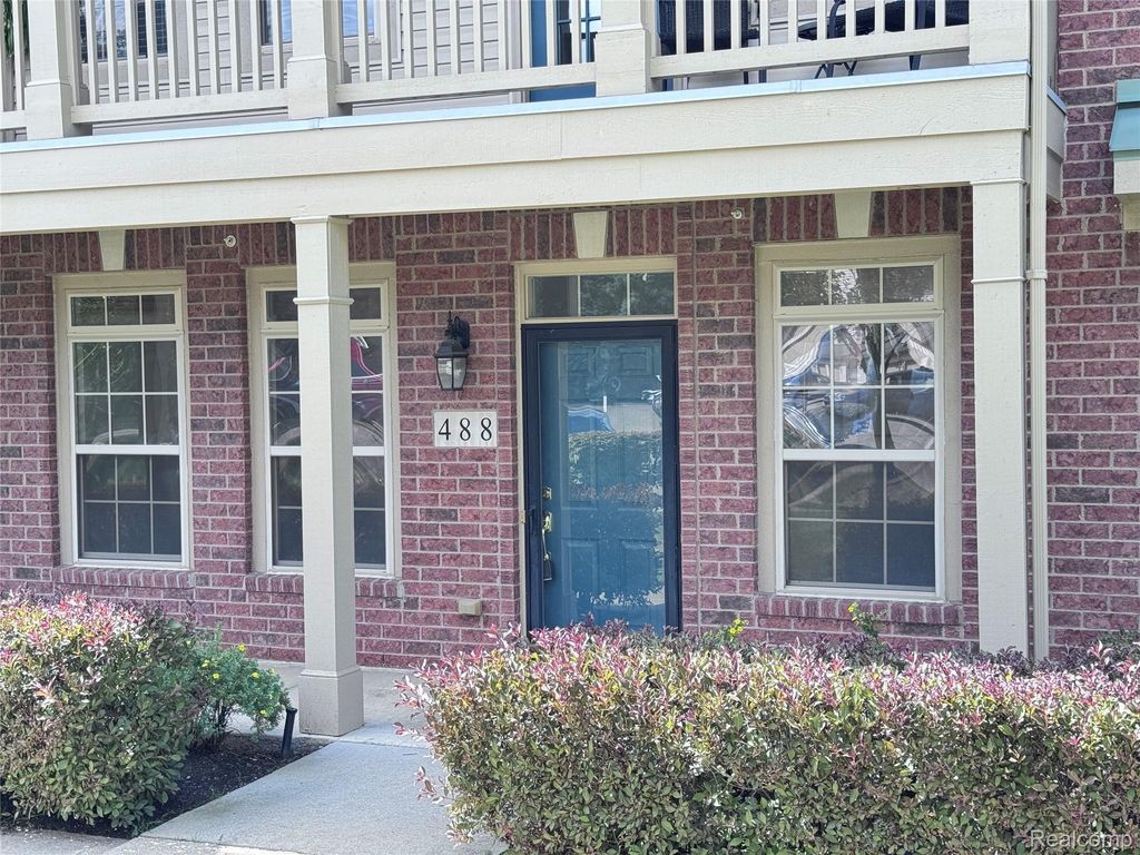 488 Village Drive, Walled Lake