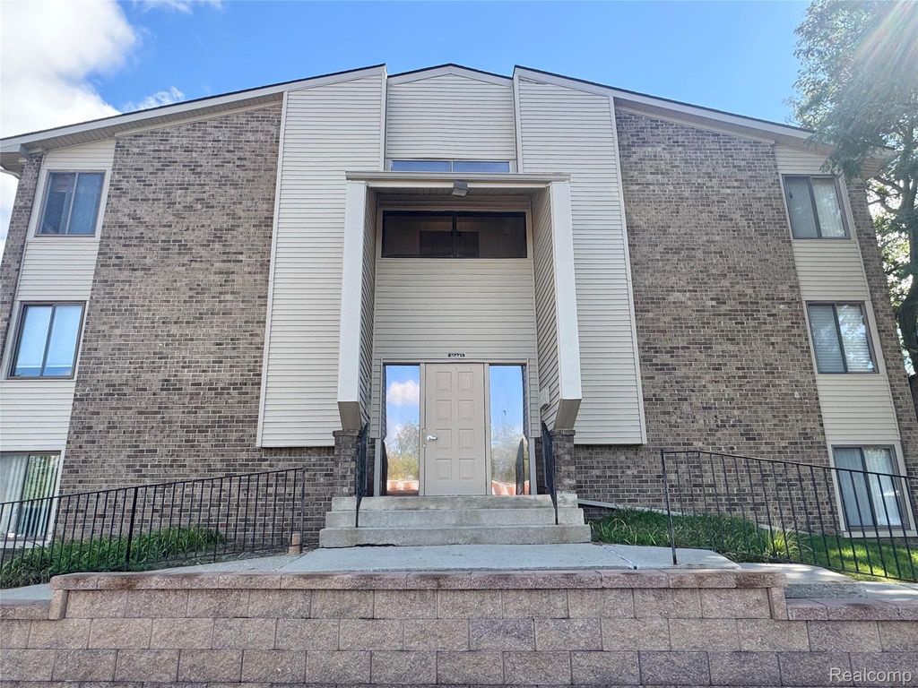 30445 W 14 Mile Road 66, Farmington Hills