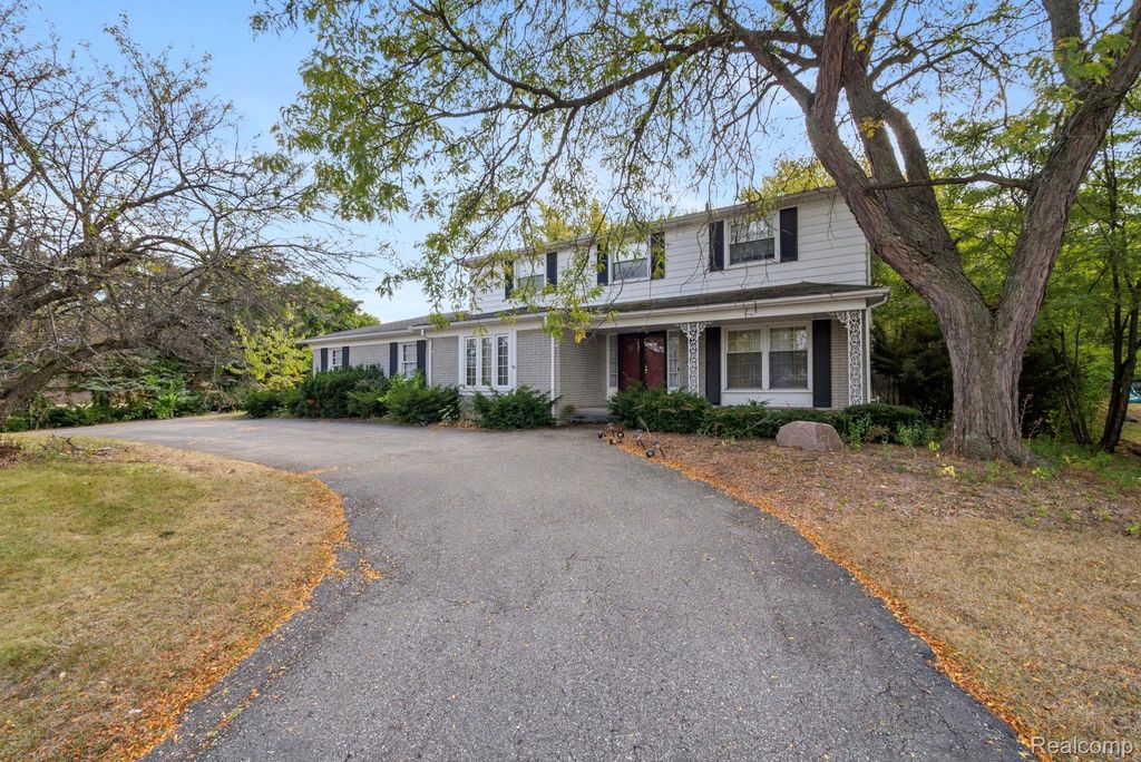 4015 Pinehurst Drive, West Bloomfield