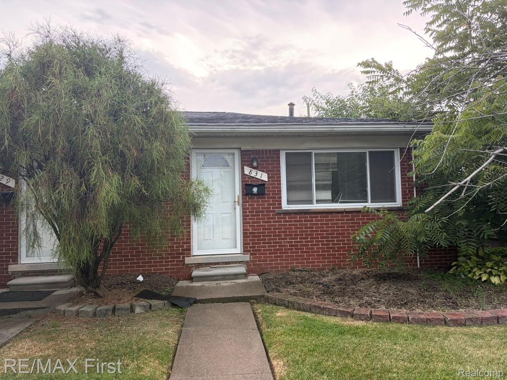 831 Montie, Lincoln Park