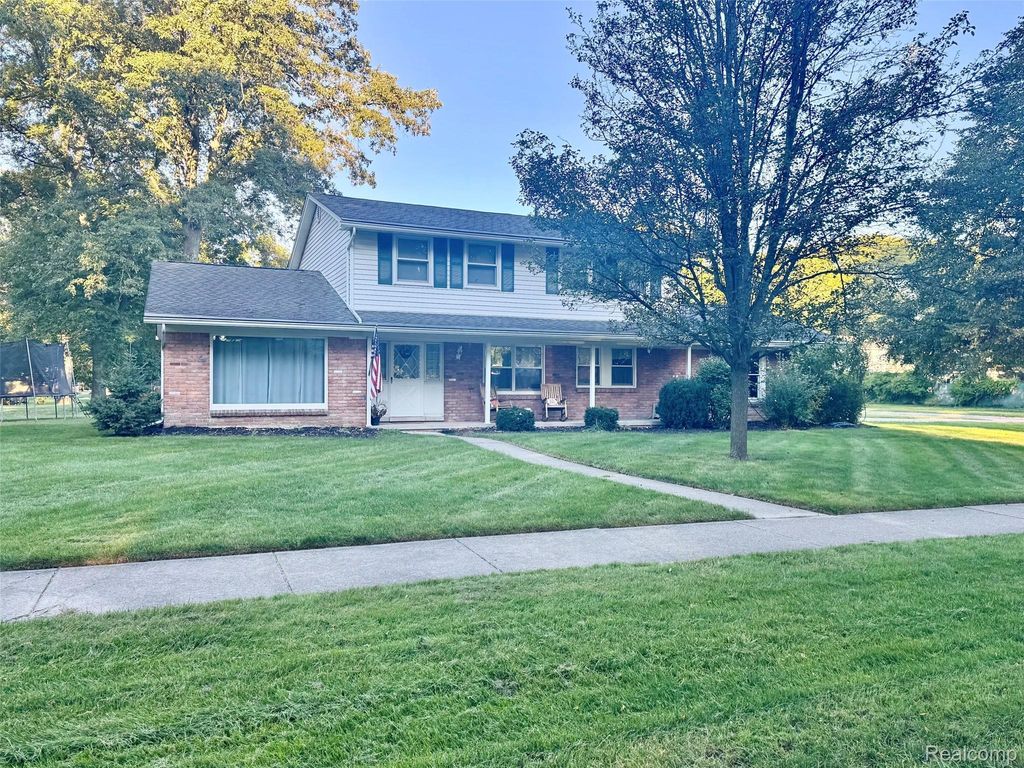 8475 Burning Bush Road, Grosse Ile