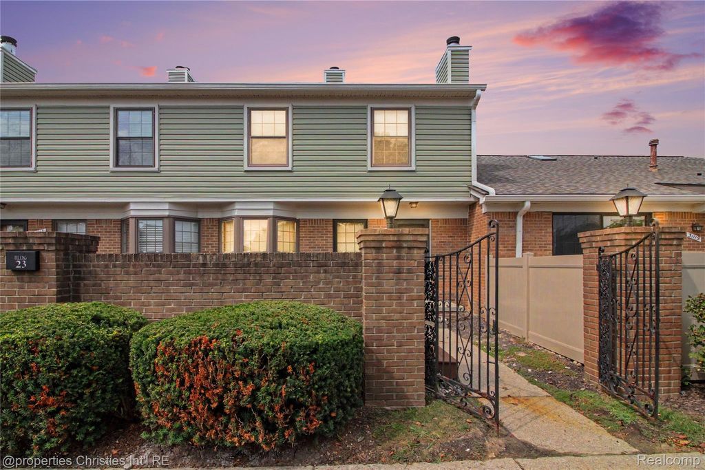 31117 Country Bluff, Farmington Hills