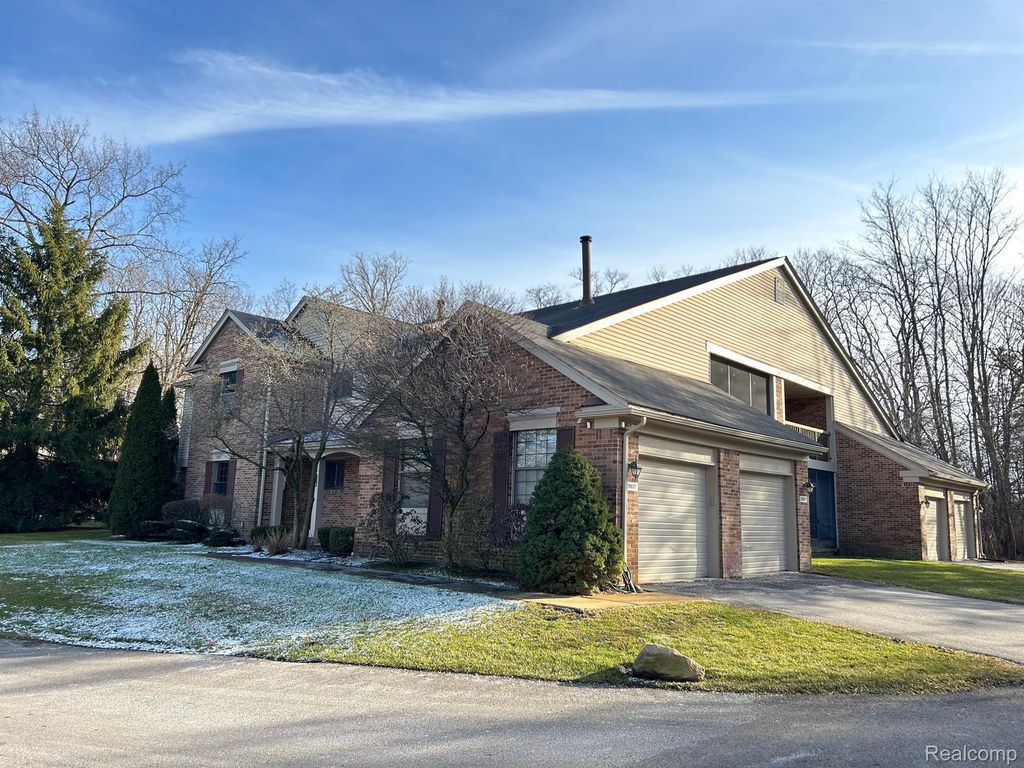 29657 Pine Ridge Circle, Farmington Hills