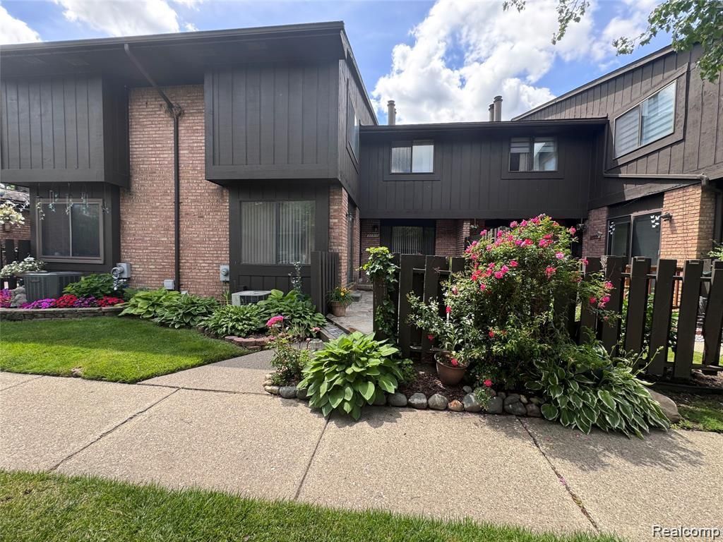 37313 Clubhouse Drive, Sterling Heights