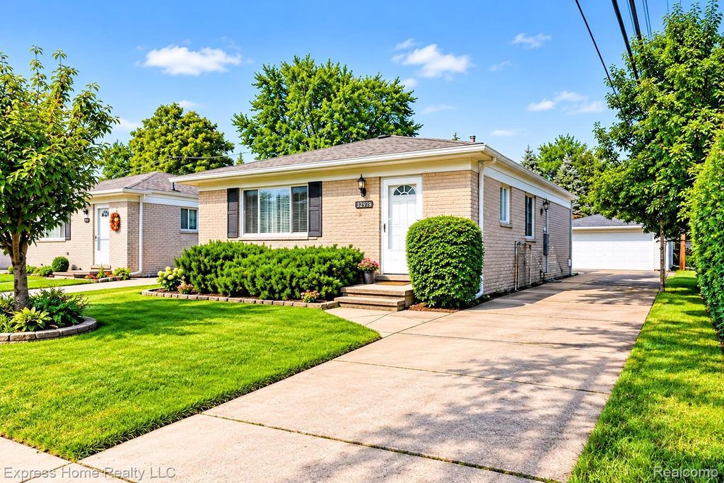 32919 Warkop Avenue, Warren