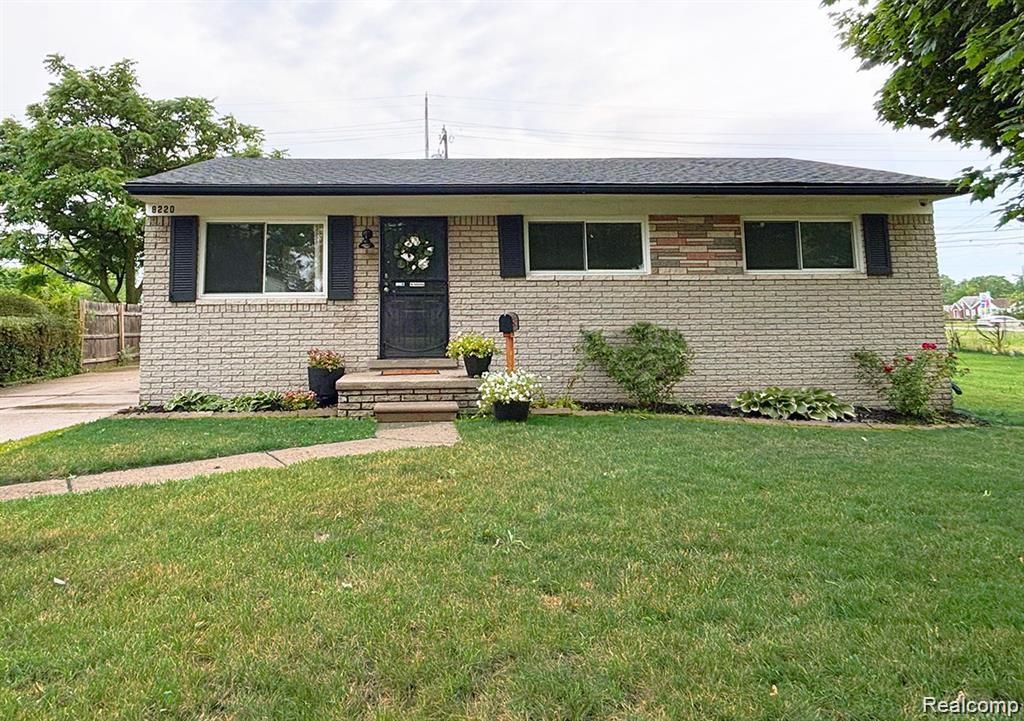 8220 Rivard Avenue, Warren