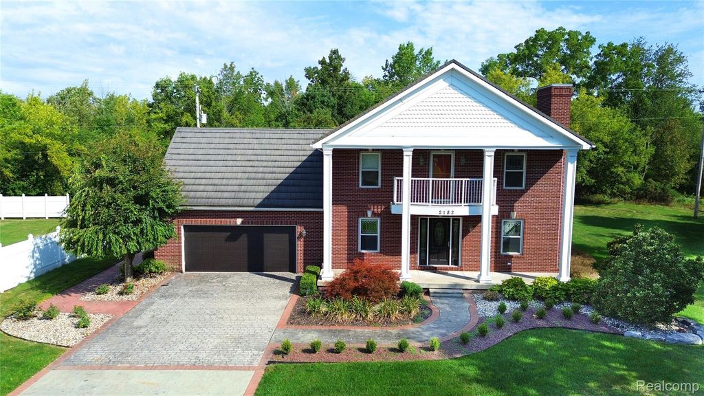 2182 Wiggins Road, Fenton