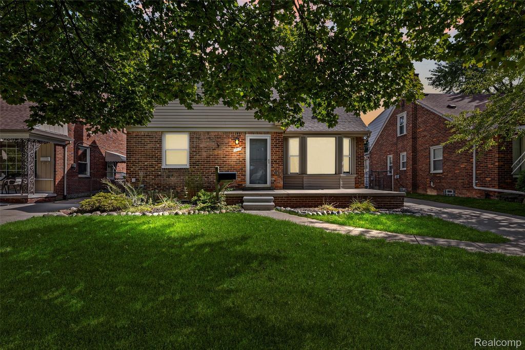 8478 Hazelton Street, Dearborn Heights