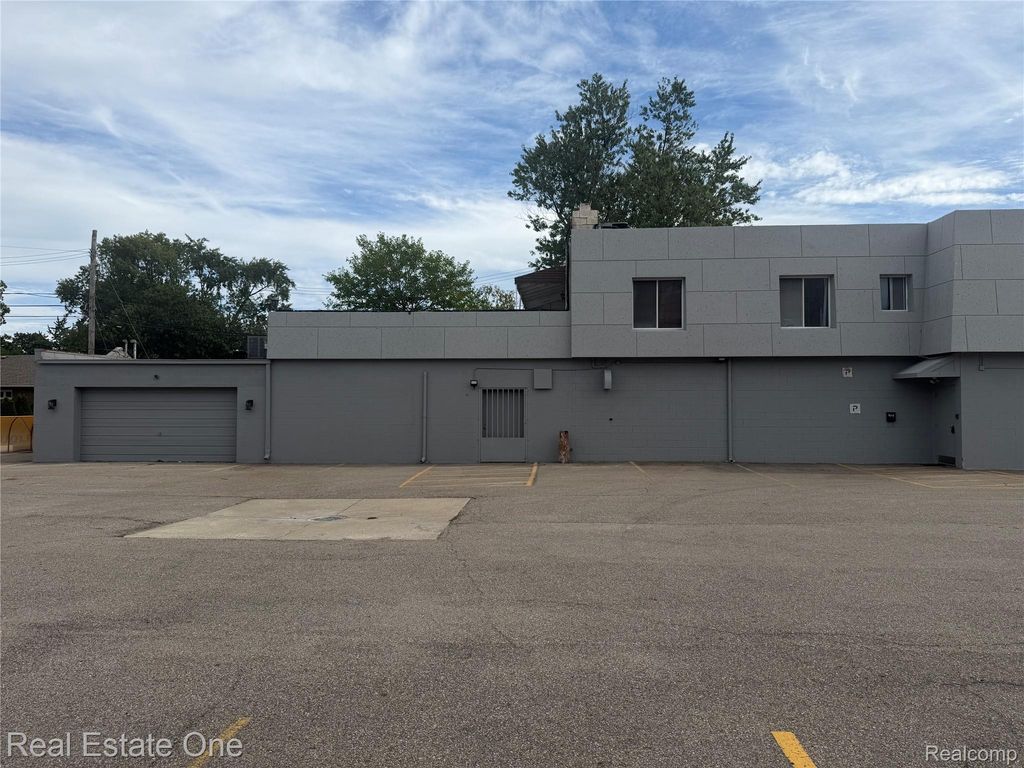 243 E 14 Mile Road, Clawson