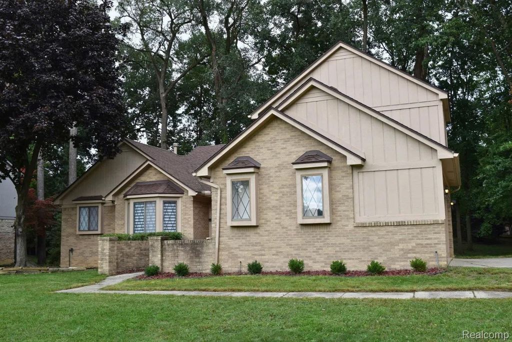 5141 Woodrun Court, West Bloomfield