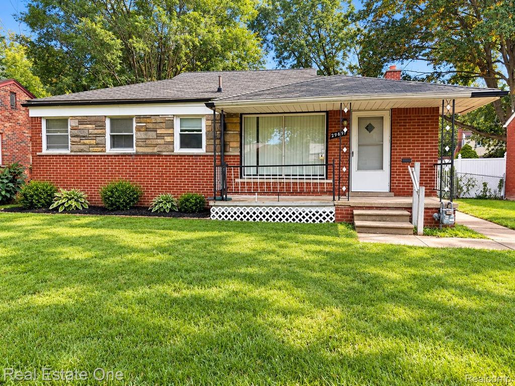29697 Hiveley Street, Inkster