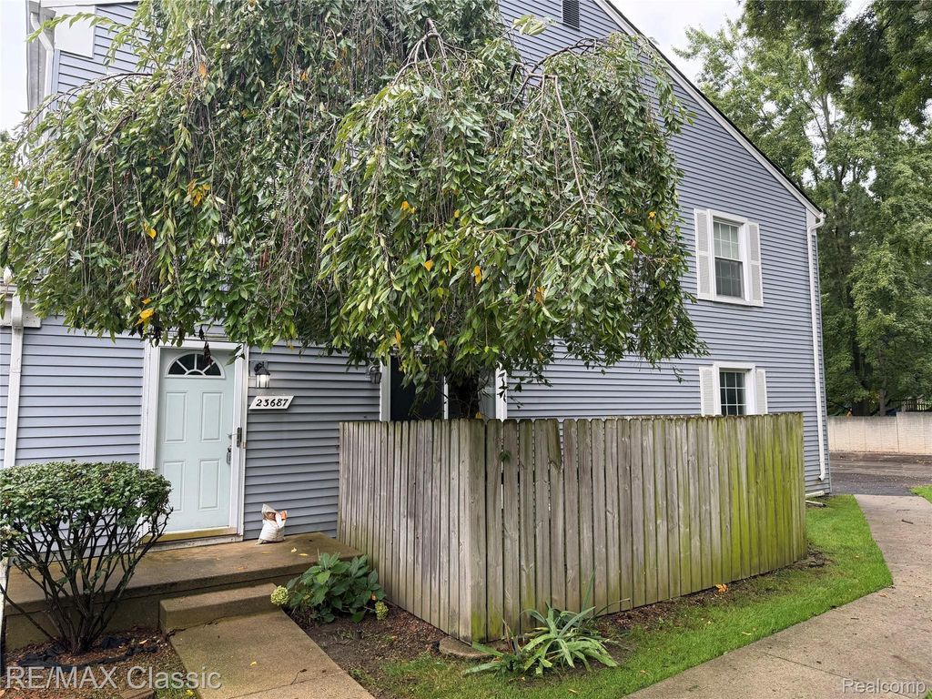 23687 Stonehenge Boulevard, Novi