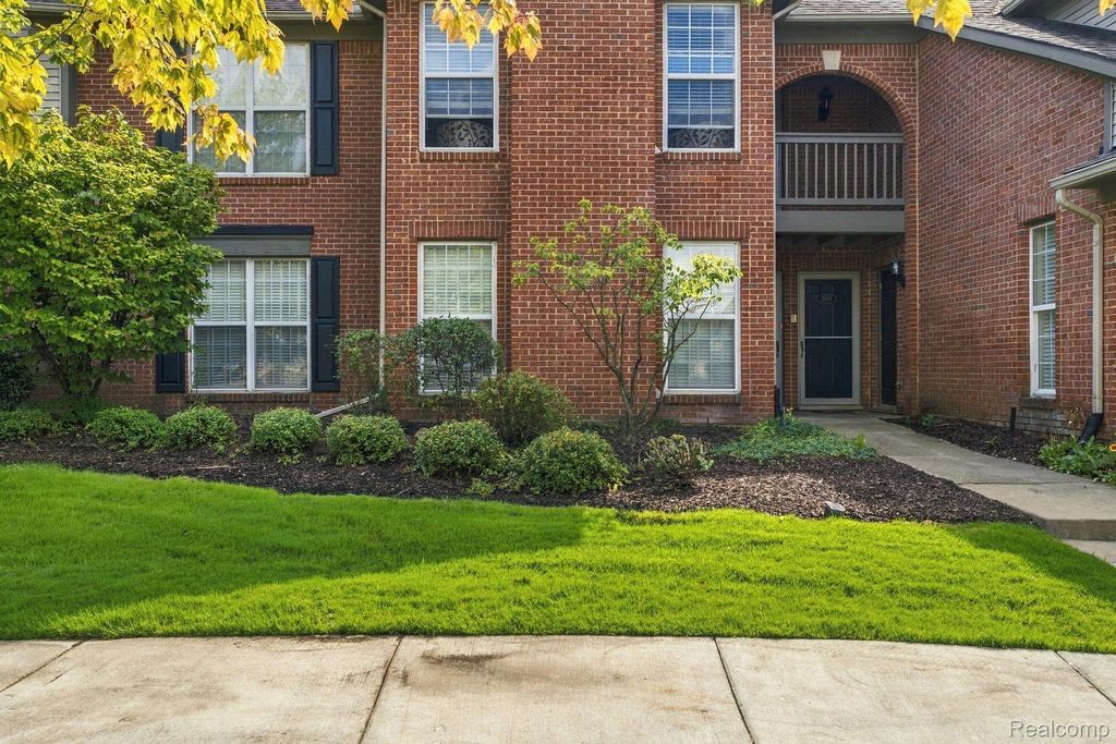 28067 Carlton Way Drive, Novi