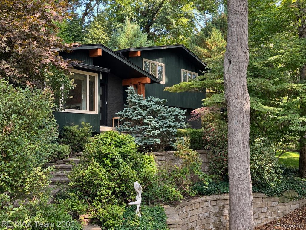 4789 Pickering Road, Bloomfield Hills