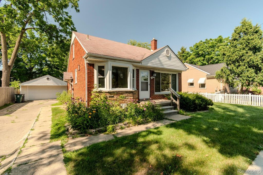 3914 W 13 Mile Road, Royal Oak