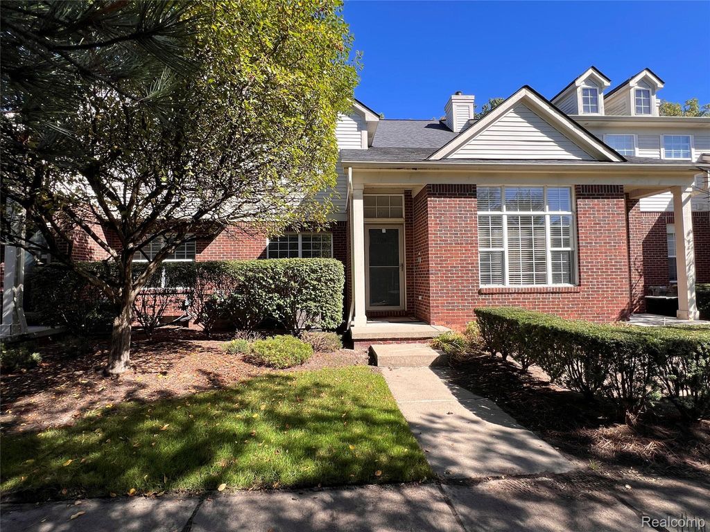 17203 Caitlin Circle, Walled Lake
