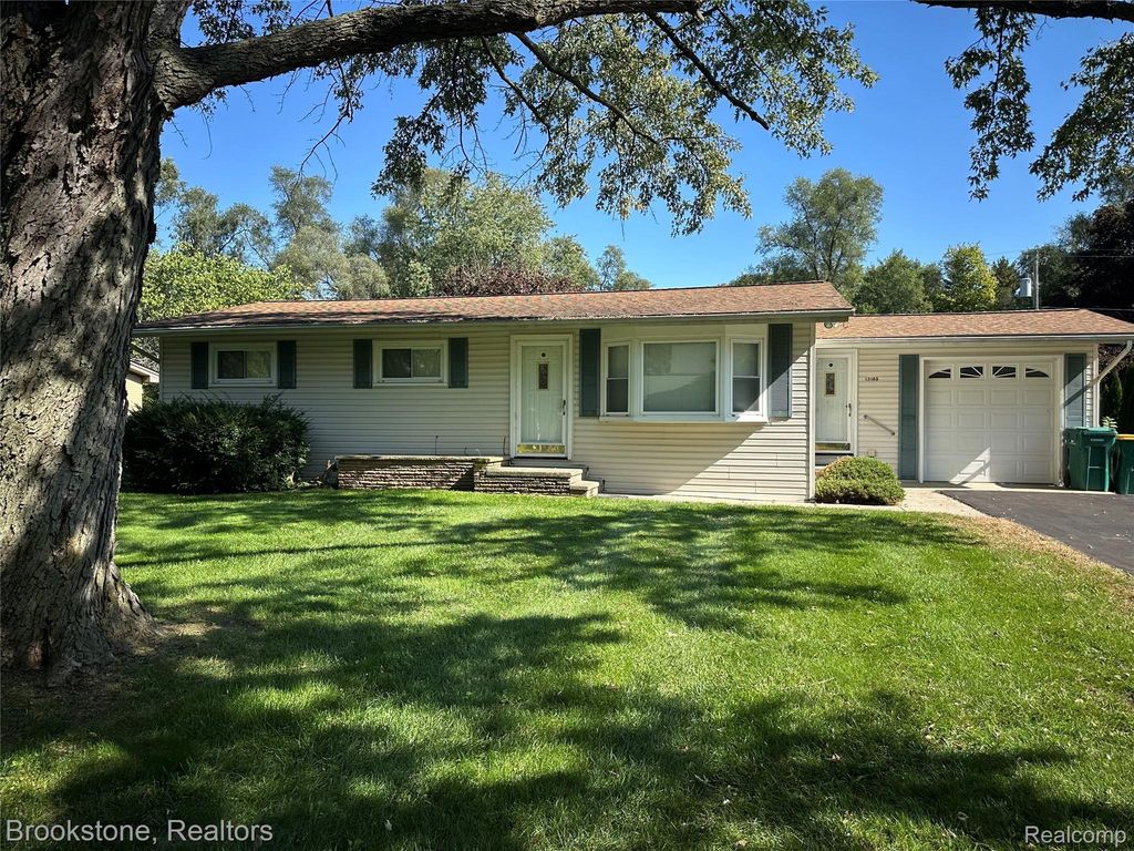 13185 Lakeview Drive, Van Buren Twp
