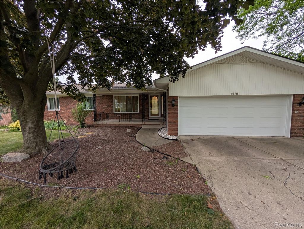 36718 Lansbury Lane, Farmington