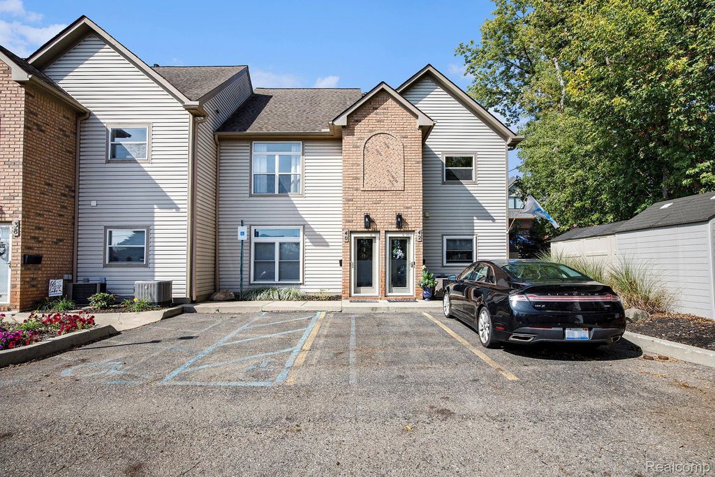 40 Park Island Dr, Lake Orion