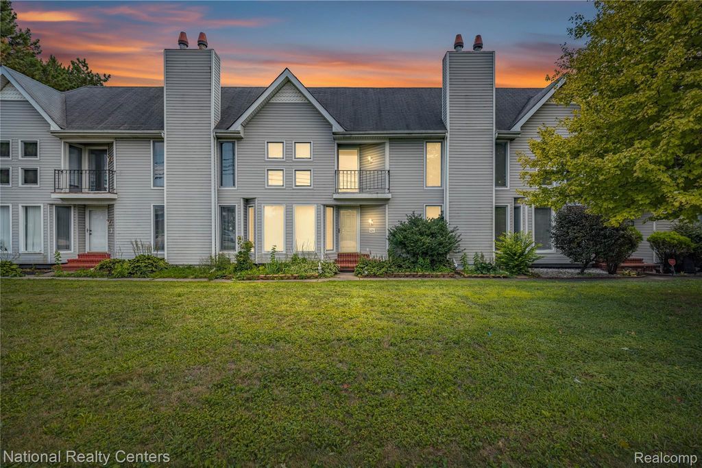 5274 E 14 Mile Rd, Warren