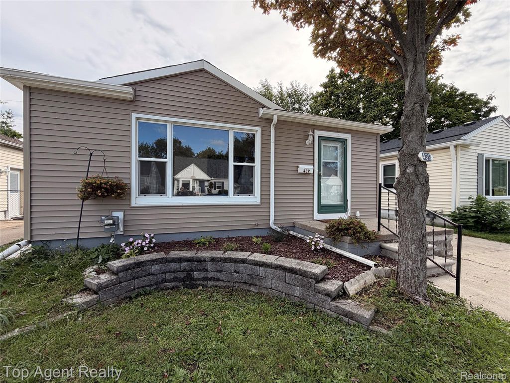 439 W Brockton Ave, Madison Heights