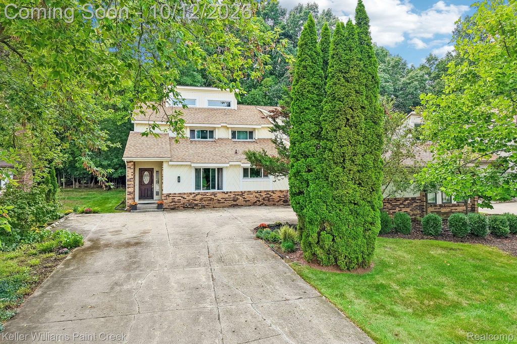 5832 Naneva Ct, West Bloomfield
