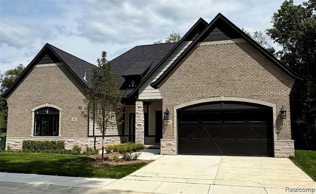536 Maplehill Rd, Rochester Hills