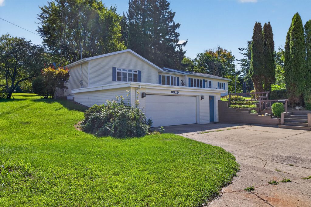 9919 Sand Lake Highway, Cambridge township