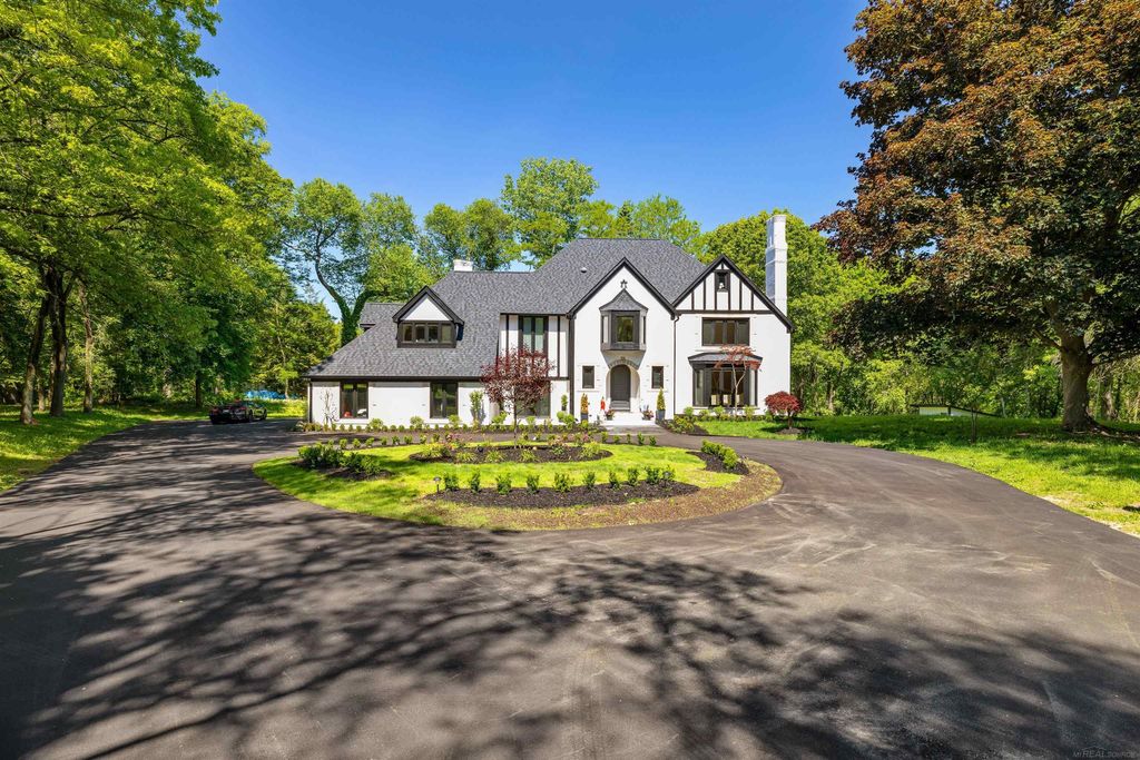 300 Camelot, Oakland charter township