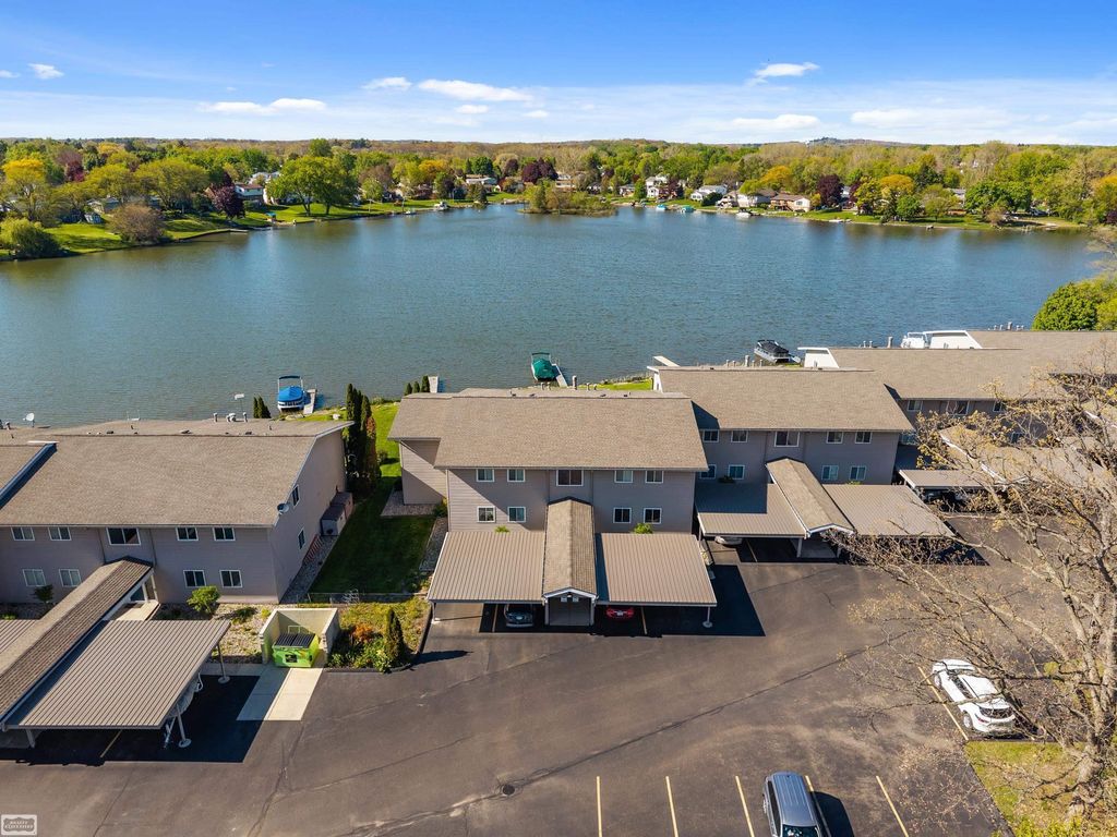 4960 Lake Point Dr, Waterford charter township
