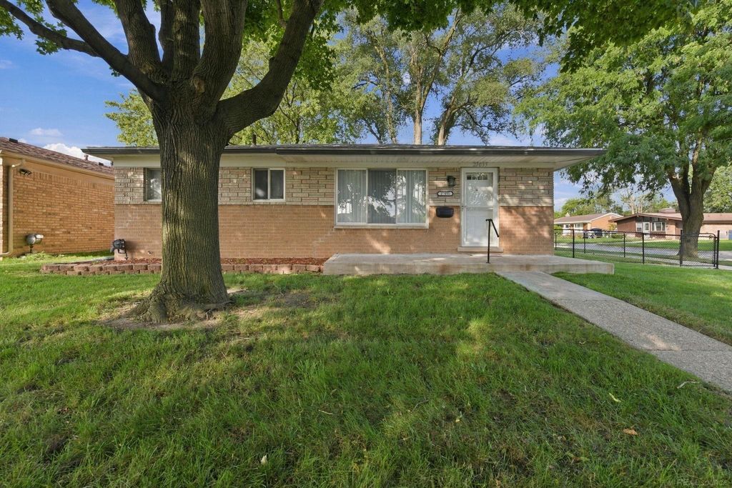 27055 Merideth Dr, Warren