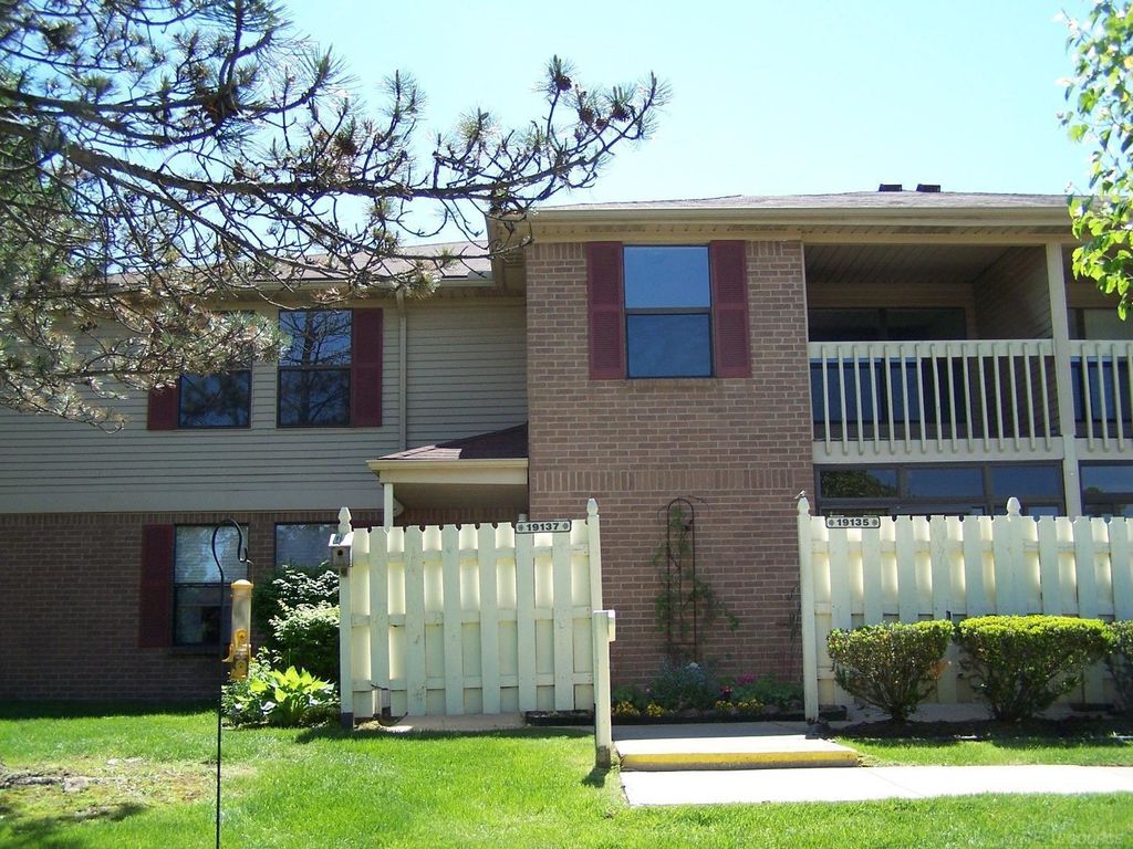19137 Surrey Ln, Northville Twp