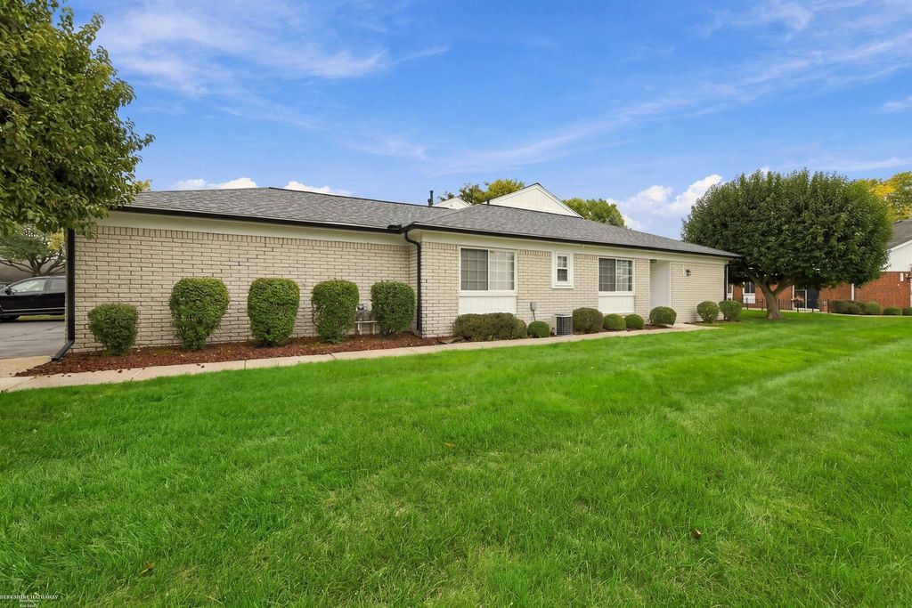 654 Country Club Dr, Saint Clair Shores