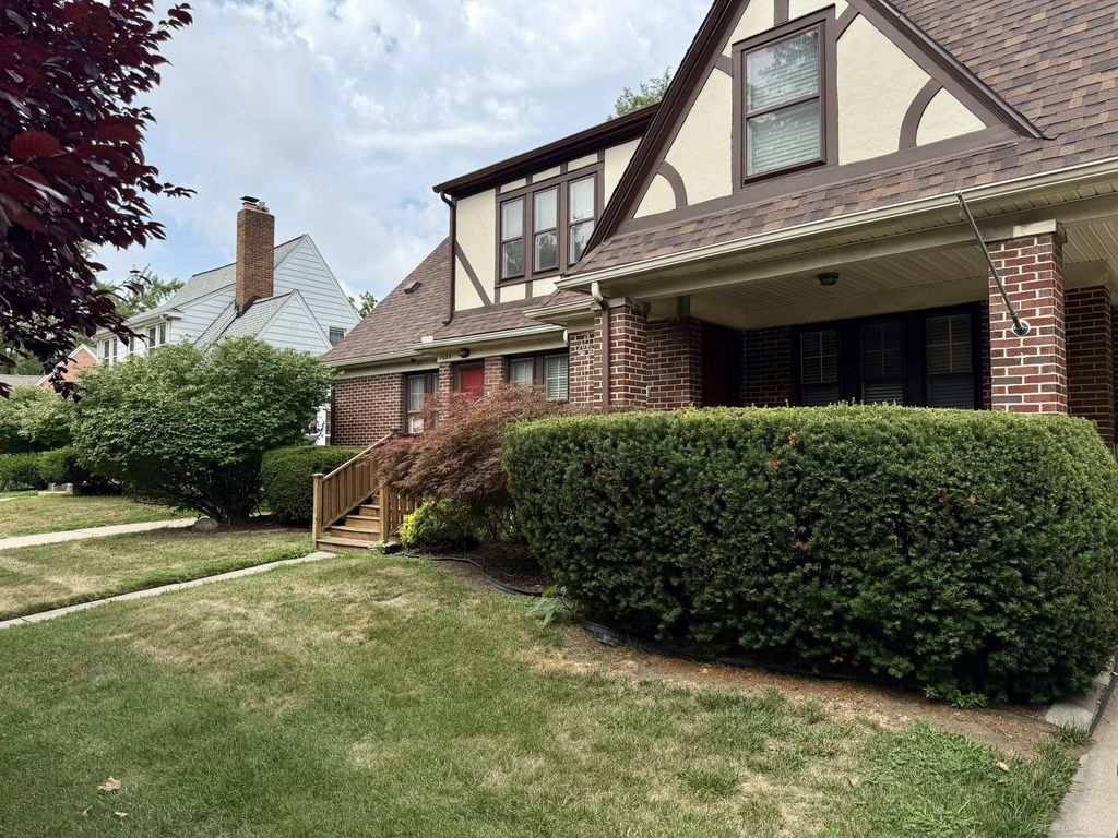 1622 Crooks Rd, Royal Oak
