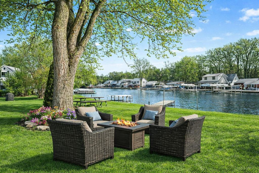 11637 Algonquin Drive, Pinckney