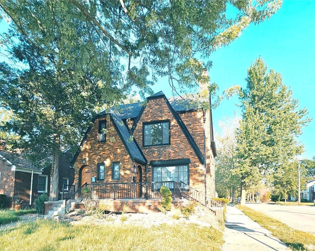 19000 Chandler Park Drive, Grosse Pointe Woods city
