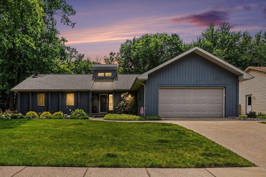 5649 Woodstock Drive, Delta charter township