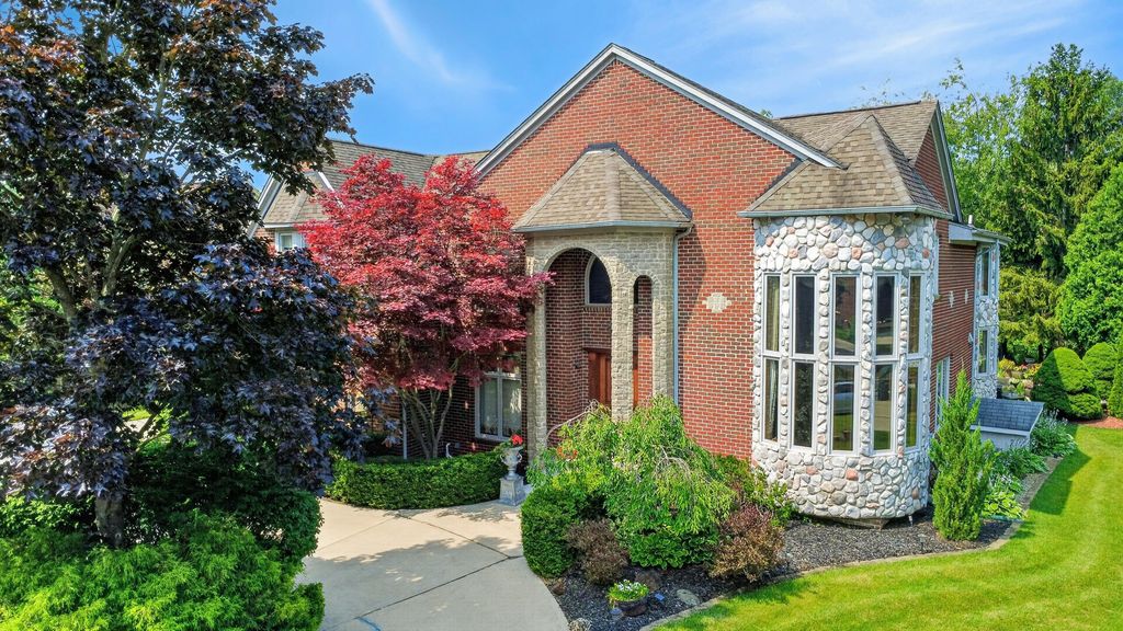 833 Lakewood Drive, Rochester Hills
