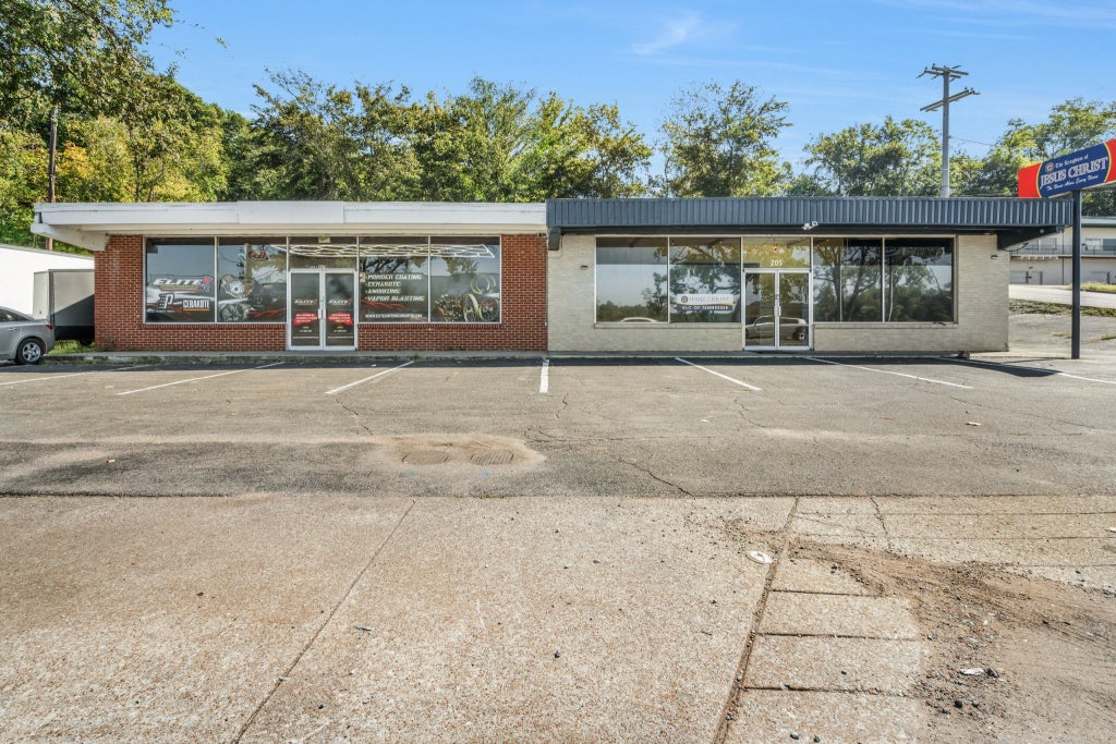 207 N Riverside Dr, Clarksville