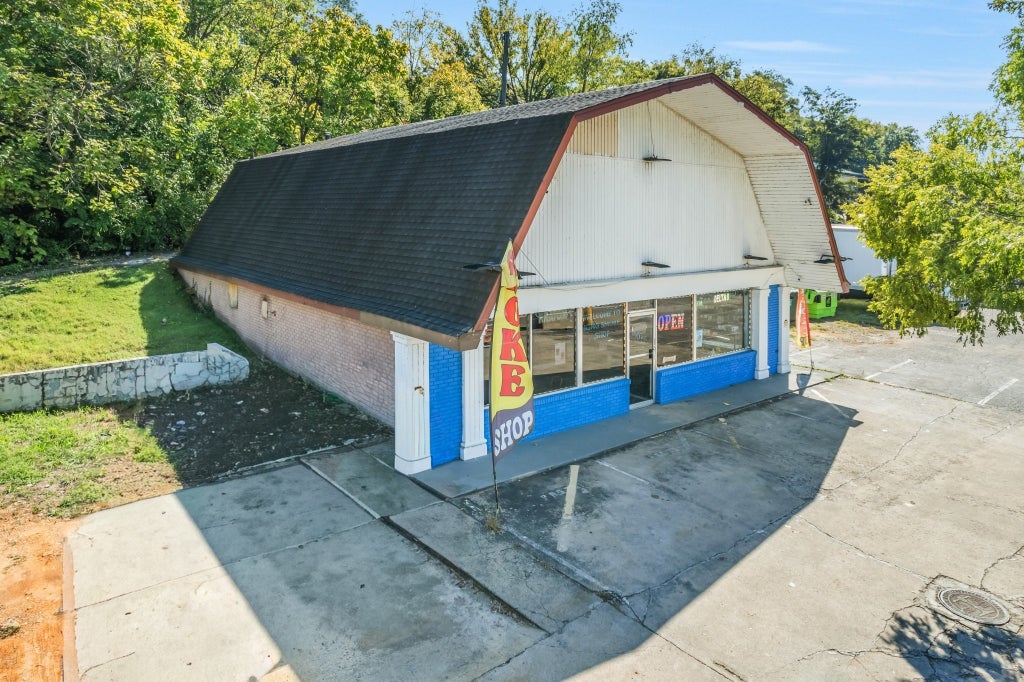 211 N Riverside Dr, Clarksville