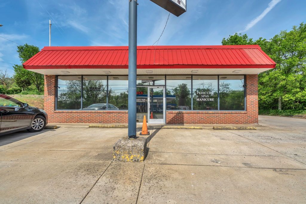 2702 Dickerson Pike, Nashville