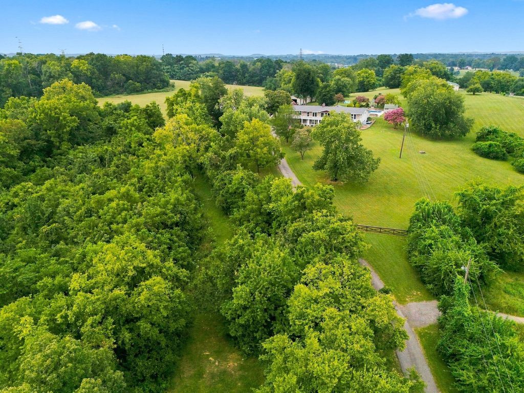 344 Peach Valley Rd, Gallatin