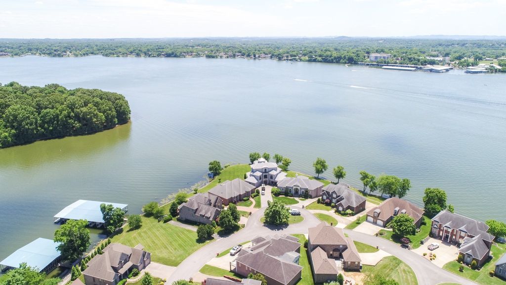 131 Lake Harbor Dr, Hendersonville