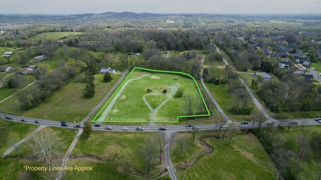 712 New Shackle Island Rd, Hendersonville