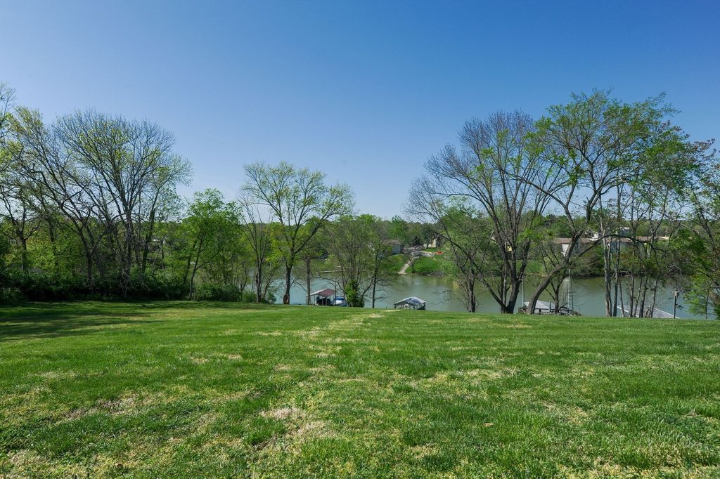 128 Lakeview Dr, Hendersonville