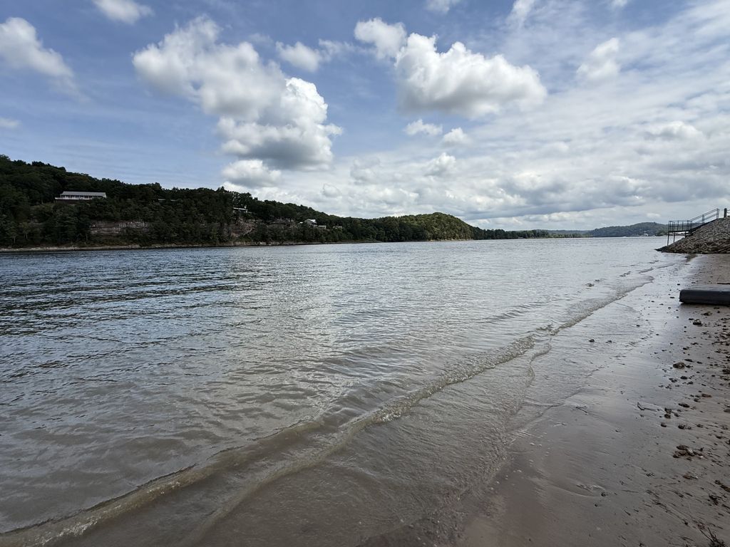 212 S River Front Dr, Clifton