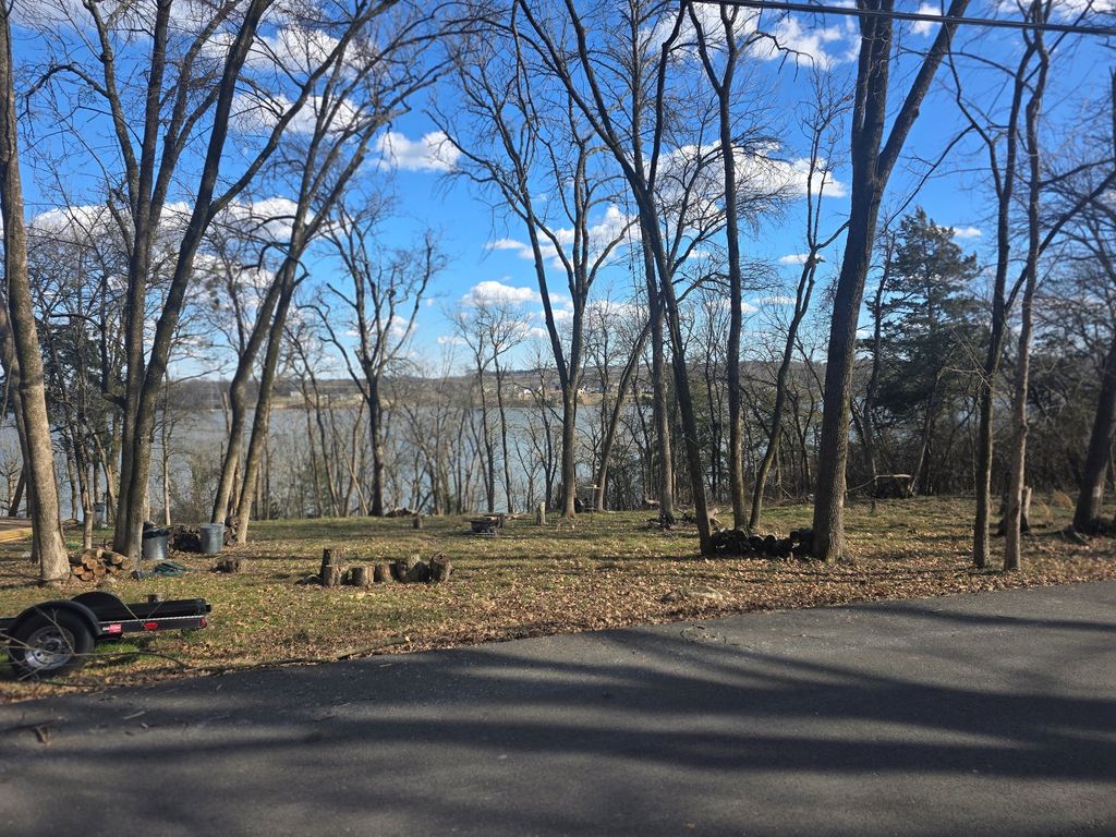 1060 Hickory Harbor Dr, Gallatin