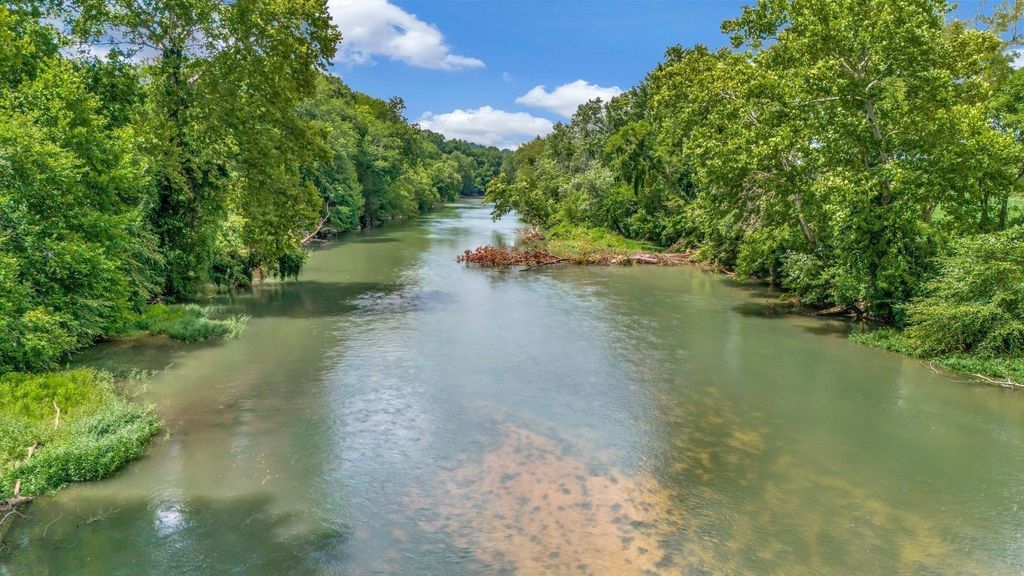 1076 Hwy 13 North, Lobelville