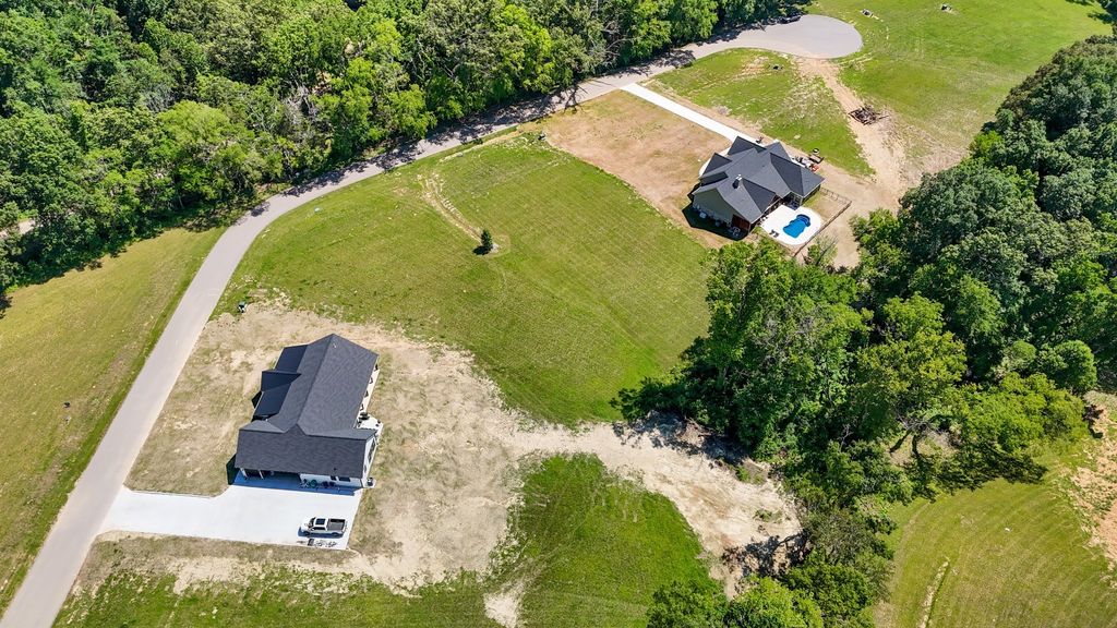 50 Sunset Blvd, White Pine