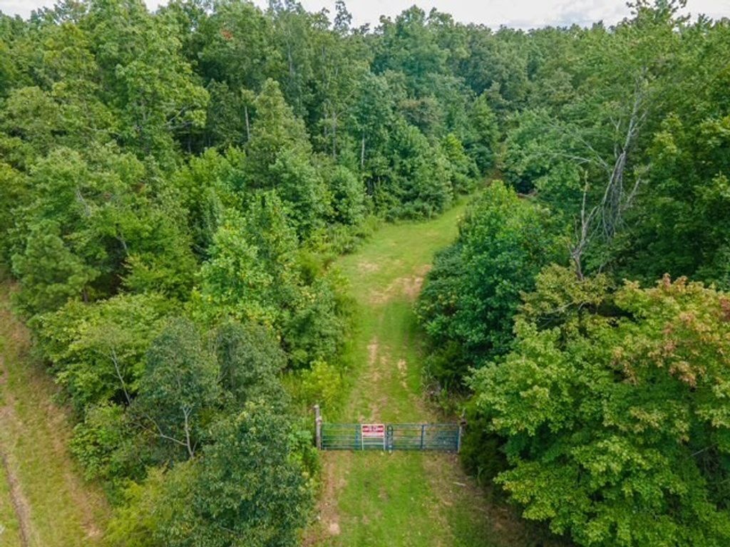 1757 Linden Hwy, Hohenwald